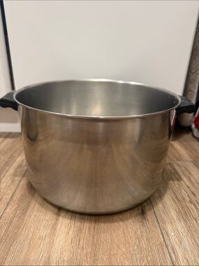 Farberware Stainless Steel Stock Pot with Black Handles - Silver no lid.